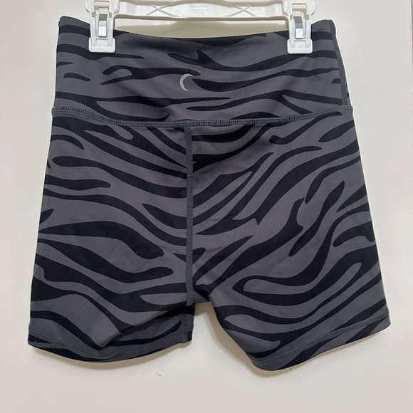 ZYIA Gray Safari Light n Tight Hustle Shorts 4” - Picture 3 of 4